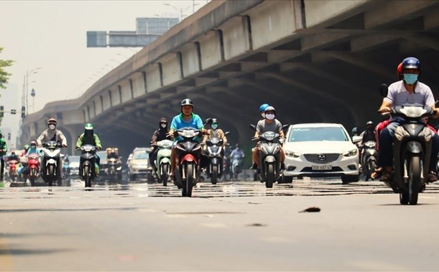 Nắng nóng đỉnh điểm vẫn tiếp diễn, khuyến cáo hạn chế ra ngoài khung giờ cao điểm
