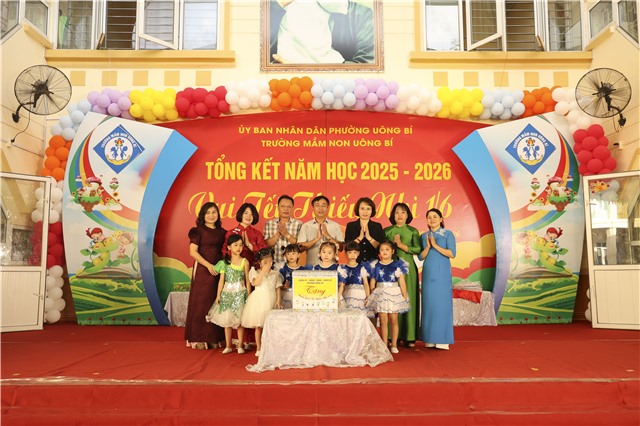 Đồng chí Đào Ngọc Sơn, Phó Bí thư Thường trực Đảng uỷ tặng quà, chúc mừng Tết Thiếu nhi 1/6 tại điểm Trường Quang Trung, Trường Mầm non Uông Bí