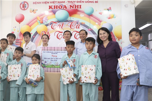 Phó Bí thư Thường trực Tỉnh ủy, Chủ tịch HĐND tỉnh Trịnh Thị Minh Thanh thăm tặng quà bệnh nhi nhân Ngày quốc tế thiếu nhi 1/6