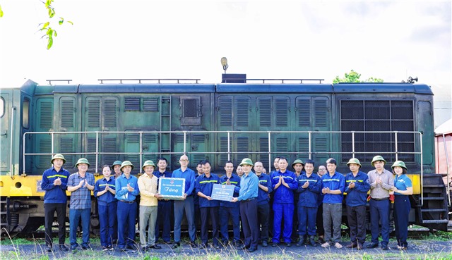 Công ty Kho vận Đá Bạc - Vinacomin:  Công đoàn TKV thăm, tặng quà phân xưởng xuất sắc nhân dịp Tháng Công nhân năm 2026