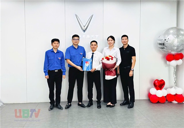 Trao quyết định thành lập chi đoàn Công ty Cổ phần Công nghệ Vinfast Quảng Ninh 