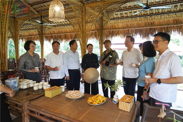 Đoàn công tác Đảng ủy phường Uông Bí tham quan, học tập kinh nghiệm  mô hình phát triển du lịch tại Làng quê Yên Đức, phường Hoàng Quế