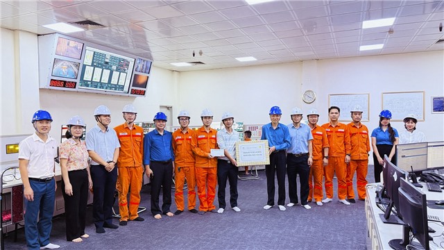 Công đoàn EVNGENCO1 thăm hỏi, tặng quà động viên người lao động Công ty Nhiệt điện Uông Bí