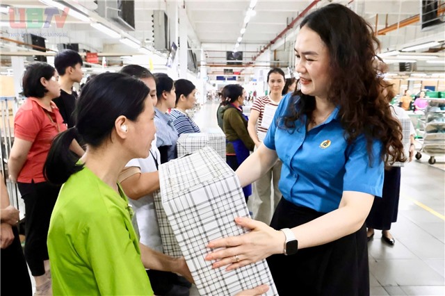 Liên đoàn Lao động tỉnh trao 30 suất quà cho công nhân lao động khó khăn nhân Tháng Công nhân 2026