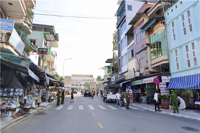 Phường Uông Bí ra quân lập lại trật tự đô thị khu vực  cổng Bệnh viện Việt Nam - Thụy Điển Uông Bí