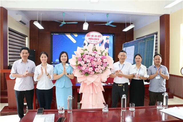 Đồng chí Vũ Thị Hồng Nhung – PCT UBND phường thăm, động viên Hội đồng thi Trường THPT Uông Bí