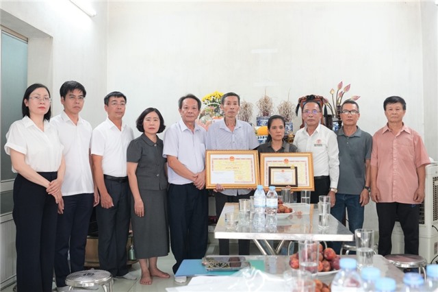 Tặng Bằng khen của UBND tỉnh cho các cá nhân, gia đình có nghĩa cử hiến tạng cứu người