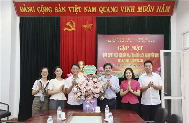 TRUNG TÂM CUNG ỨNG DỊCH VỤ PHƯỜNG UÔNG BÍ  ĐÓN NHẬN NHIỀU LẴNG HOA CHÚC MỪNG NHÂN KỶ NIỆM 101 NĂM NGÀY BÁO CHÍ CÁCH MẠNG VIỆT NAM