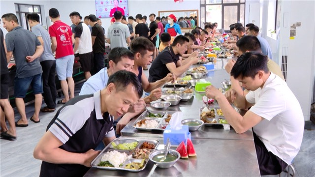 Đằng sau những bữa cơm ca