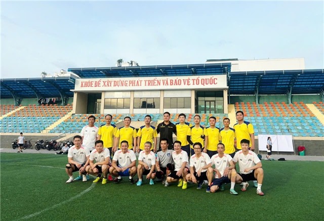 SÔI NỔI TRẬN GIAO LƯU BÓNG ĐÁ NAM GIỮA CÁN BỘ, CCVC PHƯỜNG VÀNG DANH VÀ PHƯỜNG UÔNG BÍ