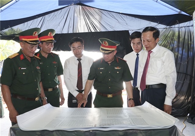 Thiếu tướng Khúc Thành Dư – Phó Chính ủy Quân khu 3 kiểm tra công tác lấy mẫu hài cốt liệt sĩ đối với các phần mộ chưa xác định được thông tin tại nghĩa trang Liệt sỹ Uông Bí
