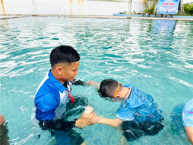 Khai mạc lớp dạy bơi miễn phí cho 30 thanh thiếu nhi có hoàn cảnh khó khăn trên địa bàn phường Uông Bí