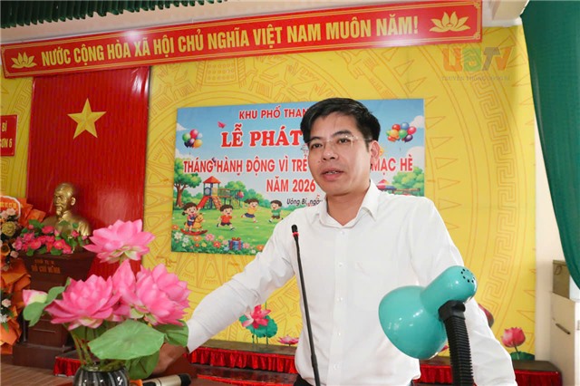 Đồng chí Nguyễn Đức Hòa, Phó Bí thư Đảng ủy, Chủ tịch UBND phường dự sinh hoạt chi bộ khu Thanh Sơn 6