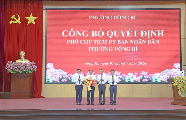Phường Uông Bí công bố quyết định phê chuẩn kết quả bầu bổ sung Phó Chủ tịch UBND phường