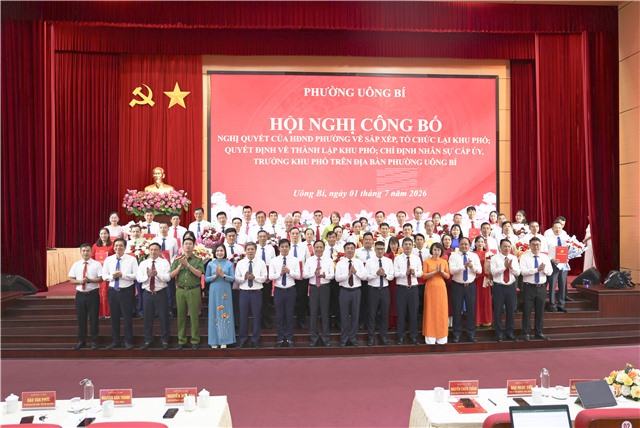 Phường Uông Bí công bố các nghị quyết, quyết định về sắp xếp, tổ chức lại khu phố và kiện toàn đội ngũ cán bộ khu phố