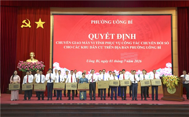PHƯỜNG UÔNG BÍ BÀN GIAO 24 BỘ MÁY TÍNH CHO CÁC KHU DÂN CƯ, THÚC ĐẨY CHUYỂN ĐỔI SỐ TỪ CƠ SỞ