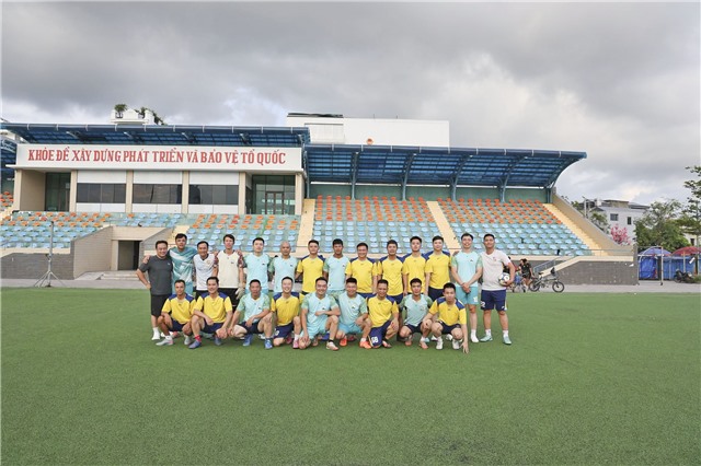 Sôi nổi giao hữu bóng đá giữa CCVC phường Uông Bí và CBCNV Công ty Cổ phần Thông Quảng Ninh