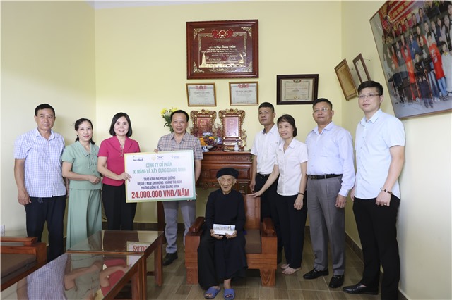 Trao 24 triệu đồng phụng dưỡng Mẹ Việt Nam Anh hùng