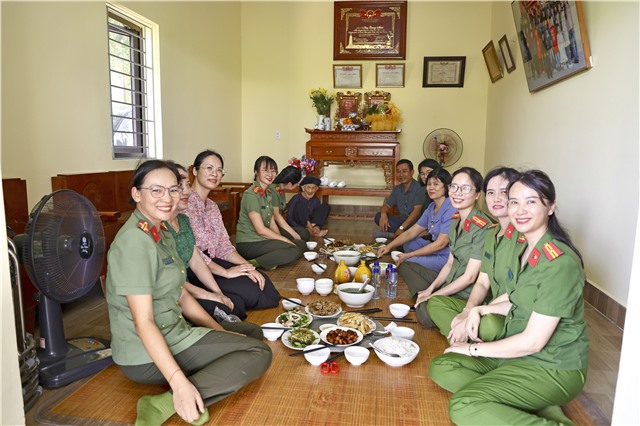 Bữa cơm bên mẹ - Ấm tình tri ân