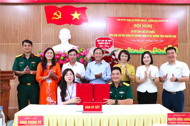Ban Chỉ huy Quân sự phường Uông Bí ký quy chế phối hợp, kết nghĩa với Trường THCS Nguyễn Trãi