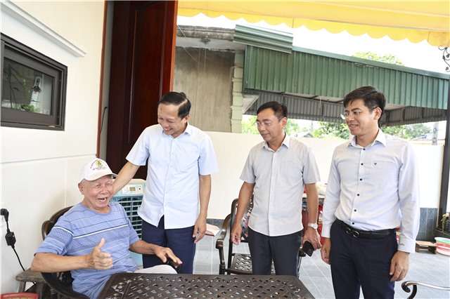 Đồng chí Bí thư Đảng ủy phường Uông Bí Nguyễn Chiến Thắng kiểm tra tiến độ thi công các công trình chào mừng kỷ niệm các ngày lễ lớn
