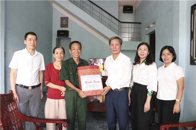 Đồng chí Nguyễn Văn Thành, Ủy viên BTV Đảng ủy, Phó Chủ tịch HĐND phường thăm, tặng quà thương binh, bệnh binh, người có công tiêu biểu nhân dịp kỷ niệm 79 năm Ngày Thương binh - Liệt sĩ (27/7/1947 - 27/7/2026)