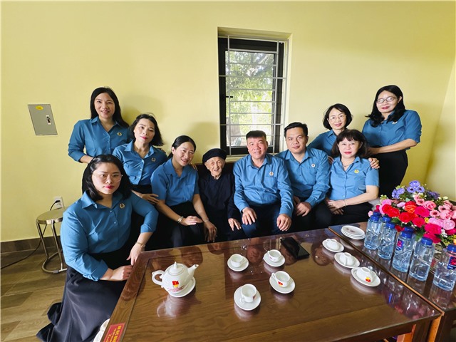 Công đoàn phường Uông Bí và các Công đoàn cơ sở trên địa bàn thăm, tặng quà Mẹ Việt Nam Anh hùng Hoàng Thị Nghi