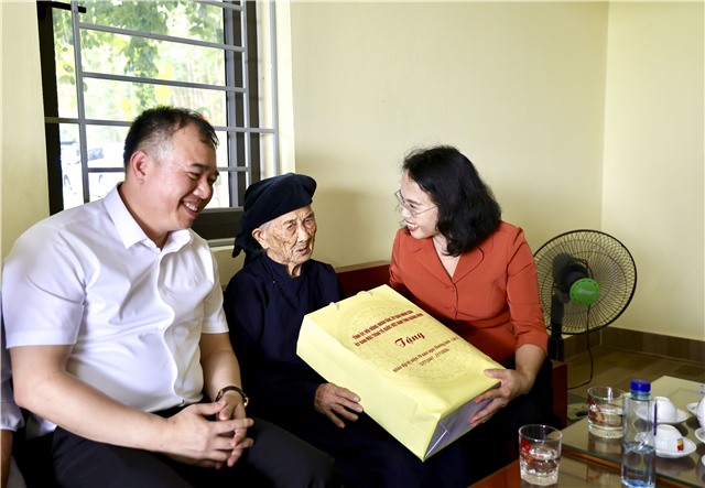 Đồng chí Phó Bí thư Thường trực Tỉnh ủy Trịnh Thị Minh Thanh thăm,  tặng quà gia đình chính sách tại phường Uông Bí