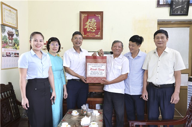 Đồng chí Chủ tịch UB MTTQ phường Nguyễn Hồng Quang thăm, tặng quà các gia đình chính sách nhân dịp 27/7