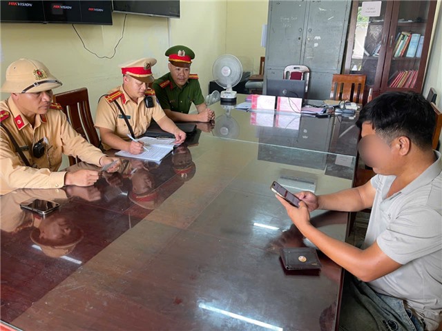 Công an phường Uông Bí phối hợp xử lý trường hợp để dầu thủy lực rơi vãi trên đường gây mất an toàn giao thông