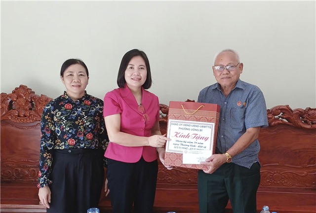 Đồng chí Phó Chủ tịch UBND phường Vũ Thị Hồng Nhung thăm, tặng quà các thương binh nhân kỷ niệm 79 năm Ngày Thương binh - Liệt sĩ