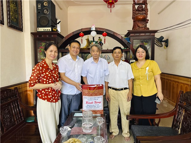 Đồng chí Trần Quang Đông, Phó Chủ tịch UBND phường Uông Bí thăm, tặng quà người có công nhân kỷ niệm 79 năm Ngày Thương binh - Liệt sĩ