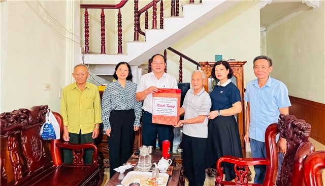 Đồng chí Đào Văn Phức, Phó Chủ tịch UBND phường Uông Bí thăm, tặng quà người có công nhân kỷ niệm 79 năm Ngày Thương binh - Liệt sĩ