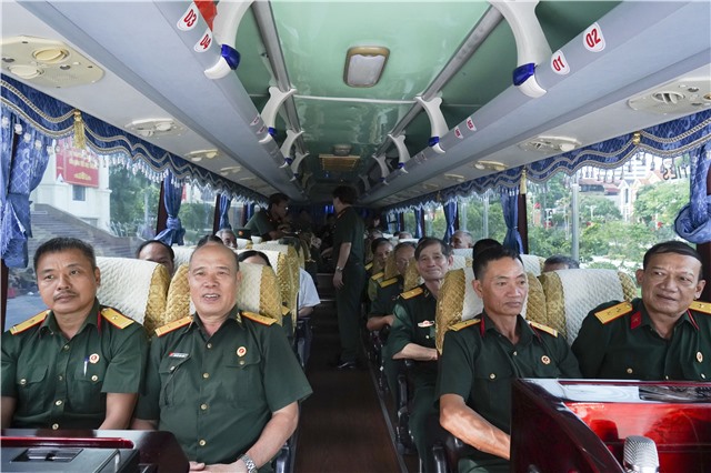 152 người có công với cách mạng, thân nhân liệt sĩ, thanh niên xung phong, cựu chiến binh phường Uông Bí tham dự chương trình nghệ thuật đặc biệt kỷ niệm 79 năm Ngày Thương binh - Liệt sĩ