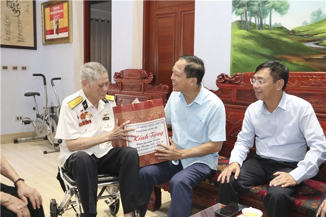 Đồng chí Bí thư Đảng ủy, Chủ tịch HĐND phường thăm, tặng quà Thương binh, người có công tiêu biểu nhân kỷ niệm  79 năm ngày TBLS 27/7 (1947-2026)