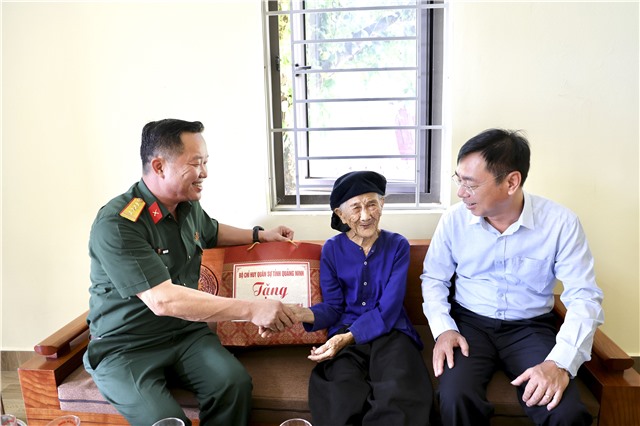Đại tá Phạm Văn Tôn, Phó Chỉ huy trưởng Bộ Chỉ huy Quân sự tỉnh thăm, tặng quà Mẹ Việt Nam Anh hùng và người có công tại phường Uông Bí