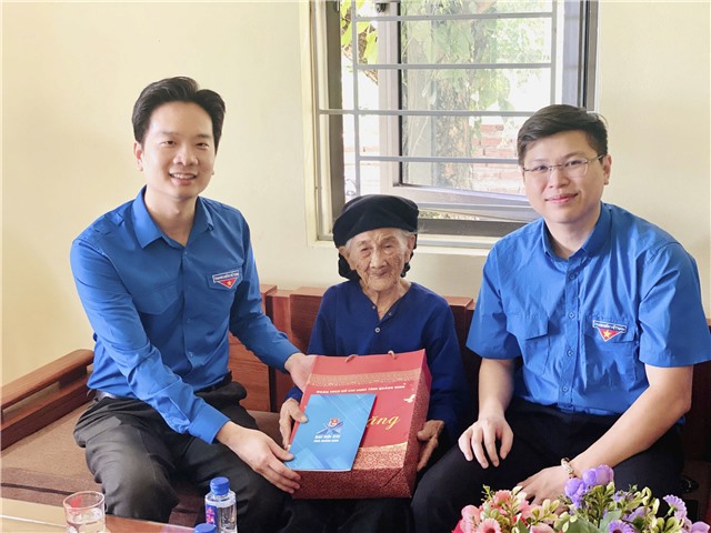 Đồng chí Nguyễn Vũ, Phó Bí thư Tỉnh đoàn Quảng Ninh thăm, tặng quà Mẹ Việt Nam Anh hùng Hoàng Thị Nghi