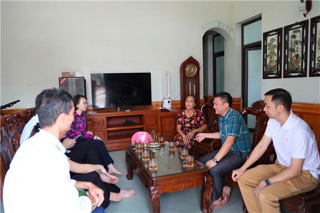 Ủy viên Ban Chấp hành Đảng bộ phường Uông Bí thăm, cảm ơn các hộ dân tiên phong hiến đất thực hiện các dự án