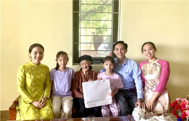 Gia đình cựu học sinh Trường THPT Uông Bí trao tặng gần 30 triệu đồng  tri ân người có công