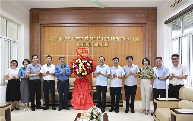 Thường trực Đảng ủy phường Uông Bí chúc mừng kỷ niệm  97 năm Ngày thành lập Công đoàn Việt Nam