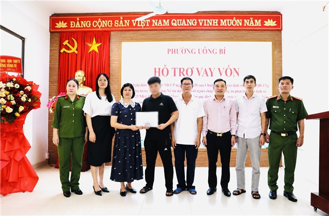 TRAO 100 TRIỆU ĐỒNG VỐN VAY HỖ TRỢ NGƯỜI LẦM LỠ TÁI HOÀ NHẬP CỘNG ĐỒNG