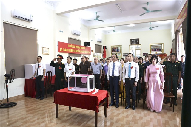 ĐỒNG CHÍ BÍ THƯ ĐẢNG ỦY PHƯỜNG NGUYỄN CHIẾN THẮNG DỰ NGÀY HỘI BẦU CỬ TRƯỞNG KHU TẠI KHU THANH SƠN 1