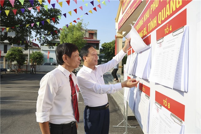 ĐỒNG CHÍ BÍ THƯ ĐẢNG ỦY PHƯỜNG NGUYỄN CHIẾN THẮNG KIỂM TRA CÔNG TÁC BẦU CỬ TẠI KHU THANH SƠN 4
