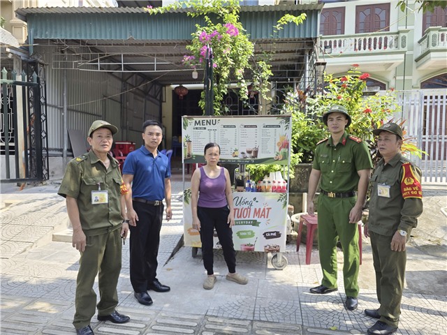 Phường Uông Bí ra quân chỉnh trang đô thị, xử lý tình trạng lấn chiếm lòng, lề đường