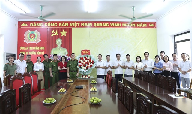 Lãnh đạo phường Uông Bí chúc mừng 81 năm Ngày truyền thống Công an nhân dân