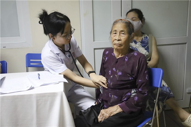 Nhiều người dân lựa chọn khám sức khỏe buổi tối trong đợt cao điểm, khám sàng lọc miễn phí cho người dân trên địa bàn phường Uông Bí