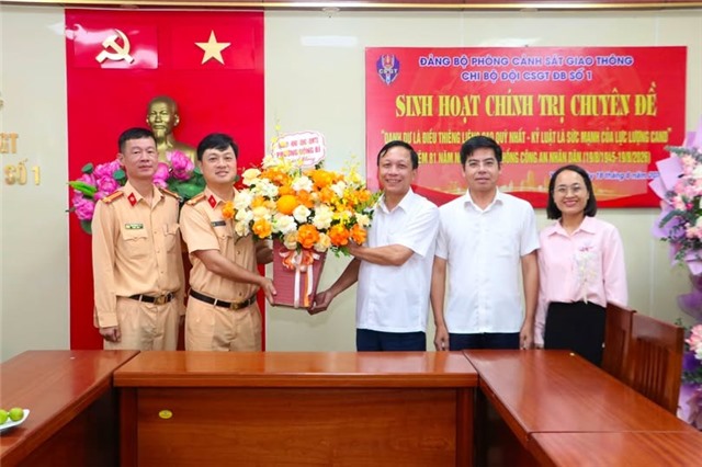 Lãnh đạo phường Uông Bí tặng hoa chúc mừng Đội CSGT đường bộ số 1, Công an tỉnh Quảng Ninh nhân kỷ niệm 81 năm ngày truyền thống lực lượng CAND Việt Nam