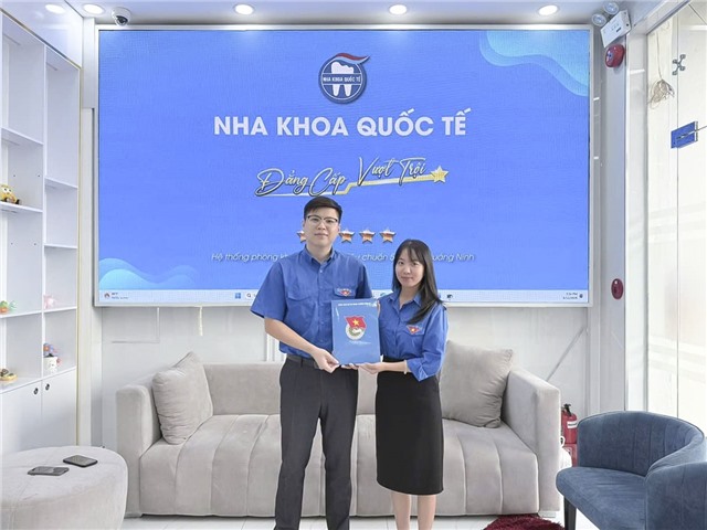 Đoàn phường Uông Bí trao quyết định thành lập chi đoàn Nha khoa quốc tế Uông Bí.