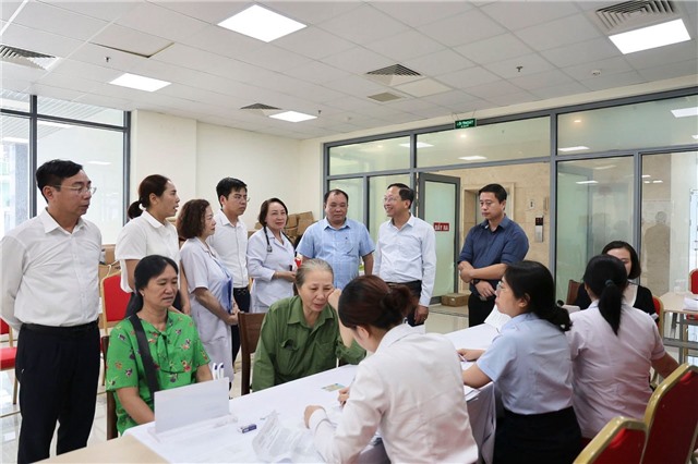 Lãnh đạo phường Uông Bí kiểm tra công tác triển khai khám sức khỏe định kỳ cho Nhân dân