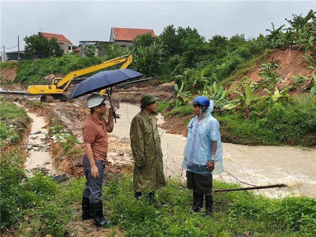 Đồng chí Nguyễn Chiến Thắng, Bí thư Đảng ủy, Chủ tịch HĐND phường Uông Bí kiểm tra các điểm xung yếu, chủ động ứng phó nguy cơ lũ, ngập úng